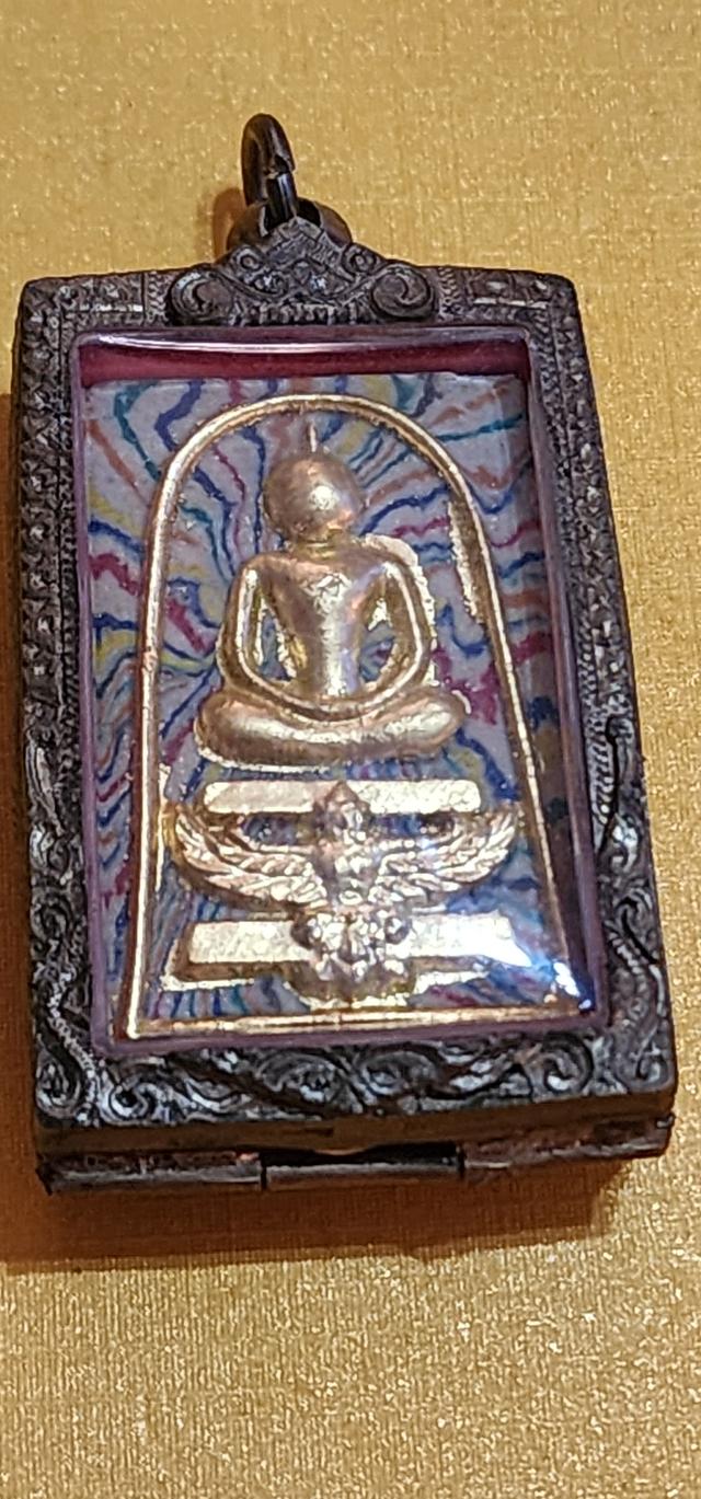 พระสมเด็จสายรุ้งฐานครุฑ