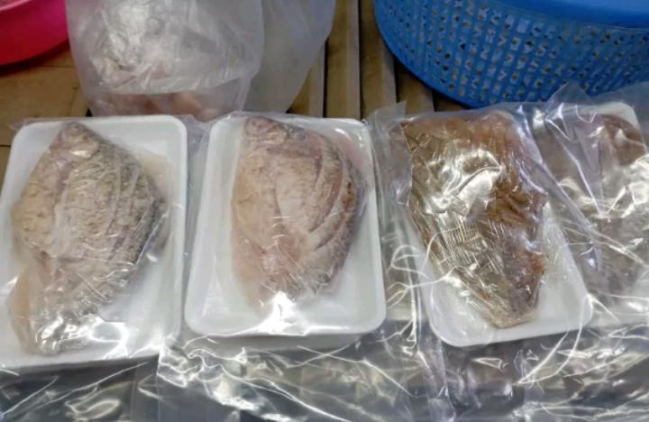 ปลาส้ม ปลาตะเพียน ปลานิล ปลาจีน ปลาสวาย ปลายี่สก หางปลาส้ม ขนาดประมาณ 165-380 กรัม X 1 แพค (จัดส่งพร้อมถุงเจล Icepack)