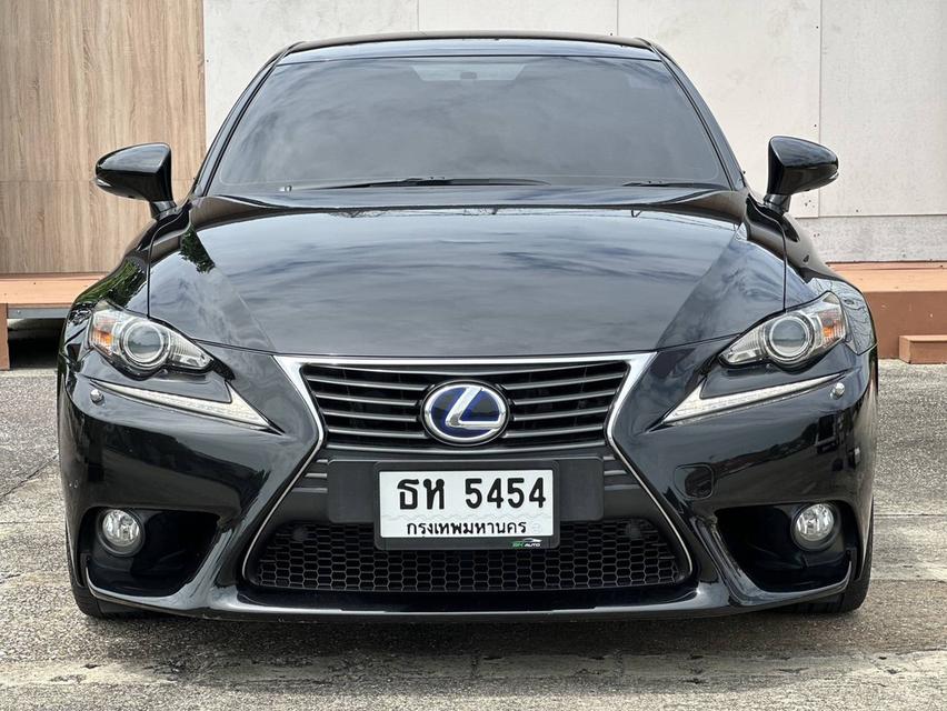 LEXUS IS 300h (2015) 10