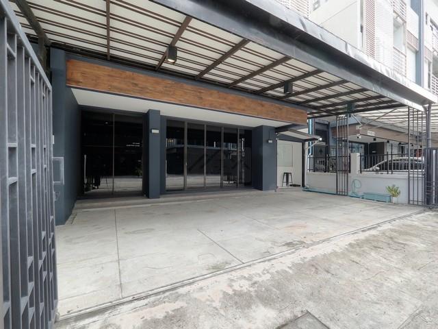 ขายโฮมออฟฟิศสไตล์โมเดิร์น 4 ชั้น DISTRICT ดิสทริค เอกมัย-รามอินทรา (รามอินทรา 40) ชุดเฟอร์ ระบบแอร์, ระบบ LAN และ Wi-Fi  2