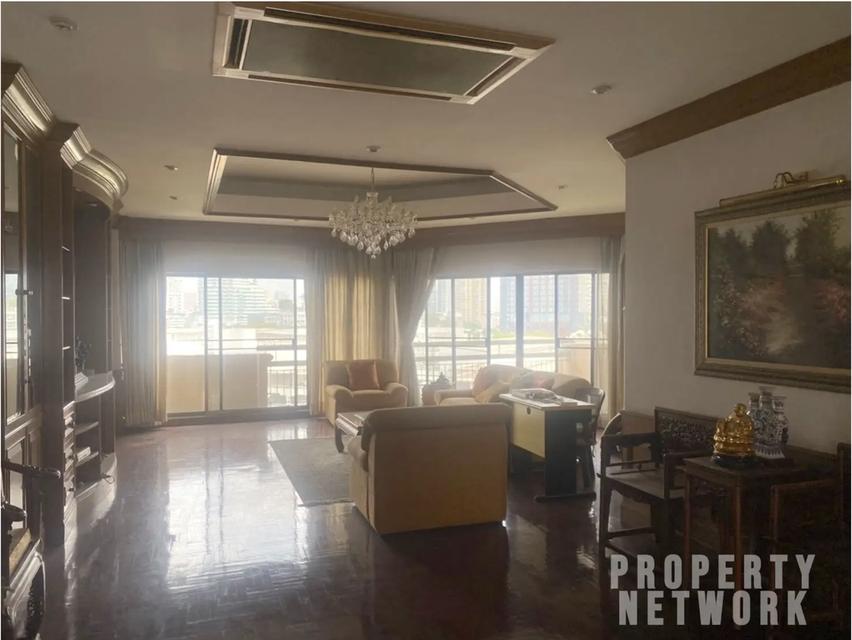 3-BR Condo at Castle Hill Mansion Condominium near BTS Ekkamai 1