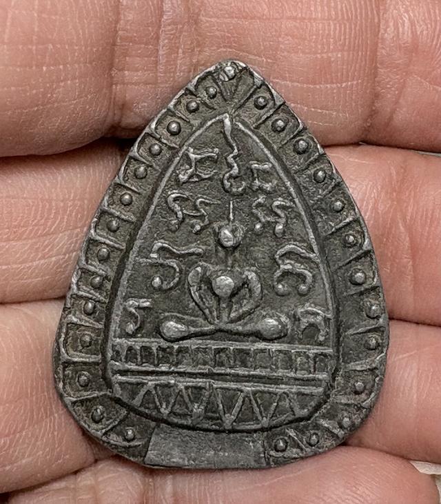 พระกลีบบัวพิมพ์สมาธิ ล.พระ.นุ่ม วัดนางใน เนื้อชินตะกั่วหลังจาร