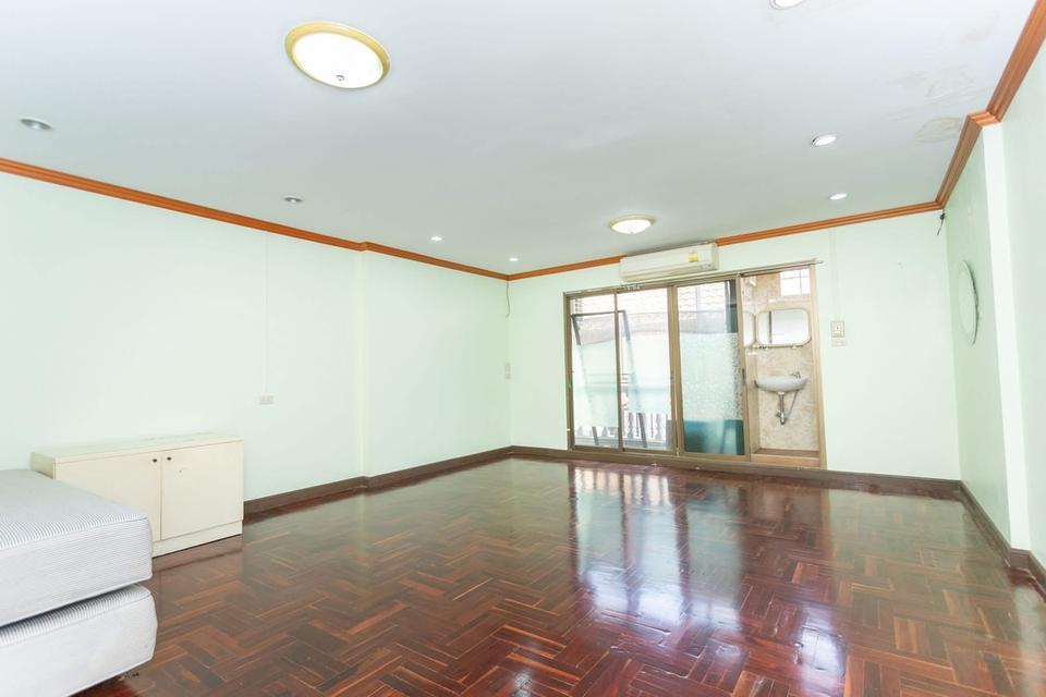 ขายด่วน!! ทาวน์เฮ้า 3 ชั้น ซอยสาธุประดิษฐ์ 49 ทำเลเด่น! สภาพดี โครงสร้างดีมาก! เดินทางสะดวก ใกล้ถนนพระราม 3! ราคาคุ้มค่า! . รายละเอียด  ✅ อาคารพาณิชย์ 8