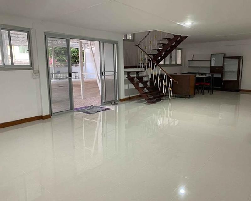 ให้เช่าบ้านเดี่ยว 2 ชั้น ซอยลาดพร้าว เข้าซอย 150 เมตร ทำเลดีมาก ใกล้ MRT ลาดพร้าว เดินได้ พื้นที่ดิน 105 ตารางวา แอร์ -3 เครื่อง 2