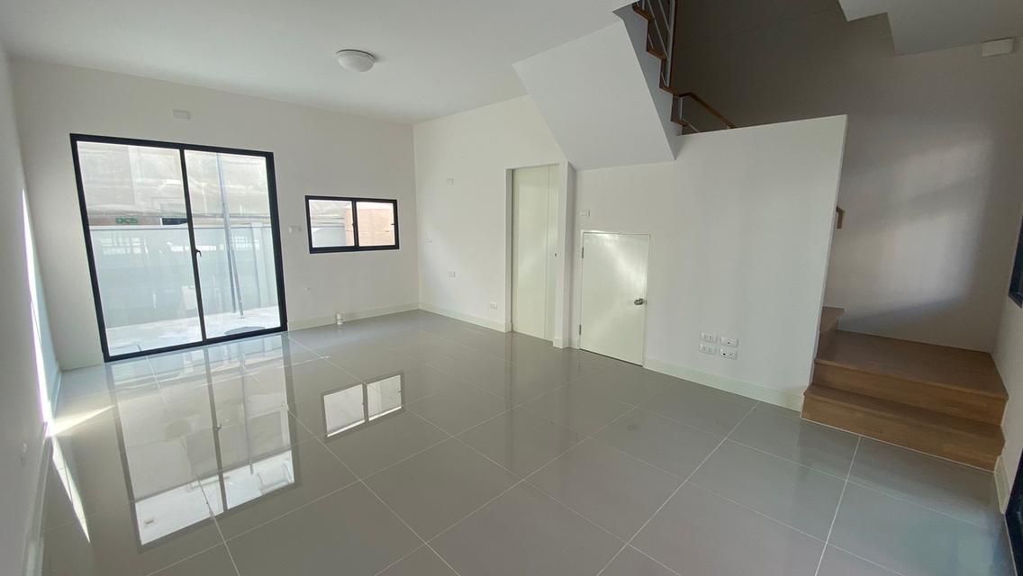 หาผู้สนใจเช่าบ้านกลางเมืองรามอินทรา ทาวน์โฮม3ชั้น 3ห้องนอน3ห้องน้ำ1ห้องนั่งเล่นจอดรถ2คันแอร์และม่านครบทุกห้อง ต่อเติมลานซักล้างหลังบ้านพร้อม 4
