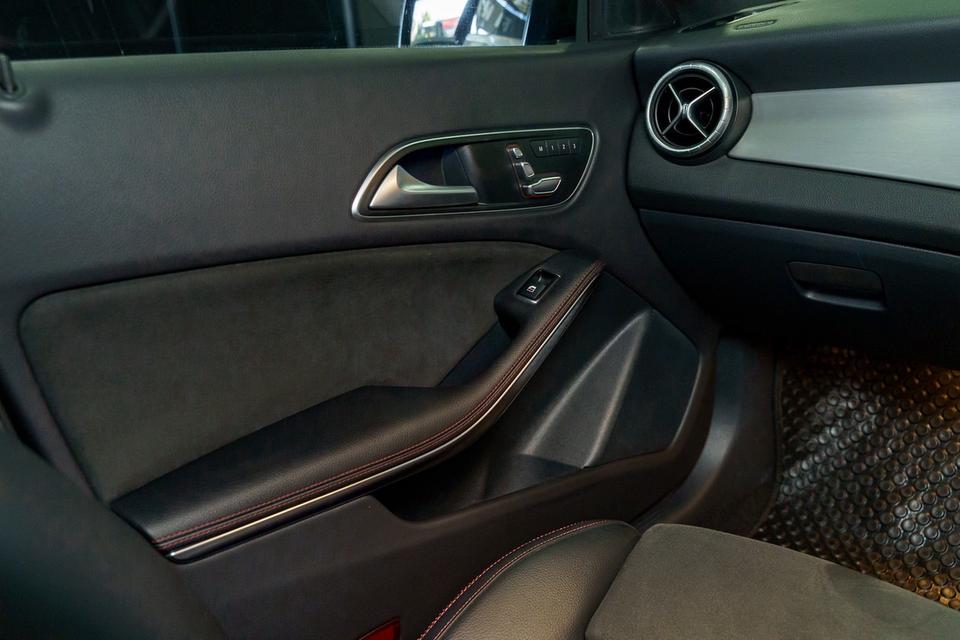 MERCEDES BENZ CLA 250 AMG ( FACELIFT ) รถมือเดียว Service ศูนย์ทุกระยะการใช้งาน Year 2017 14