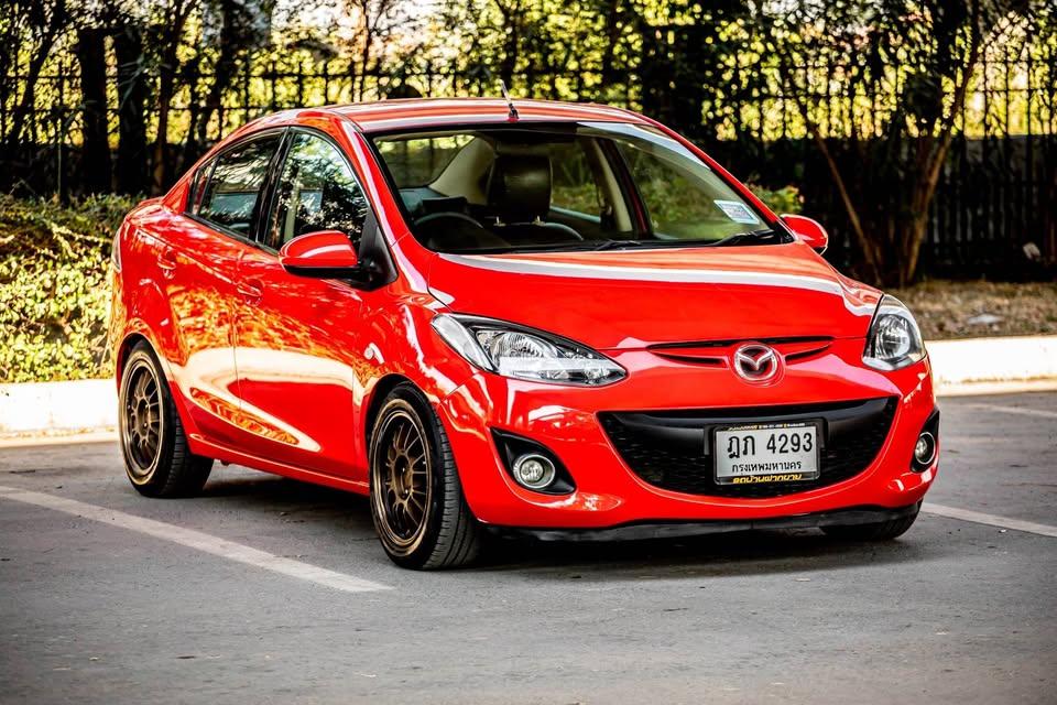 Mazda 2  สีแดง มืเดียวป้ายแดง เกียร์ออโต้ 9