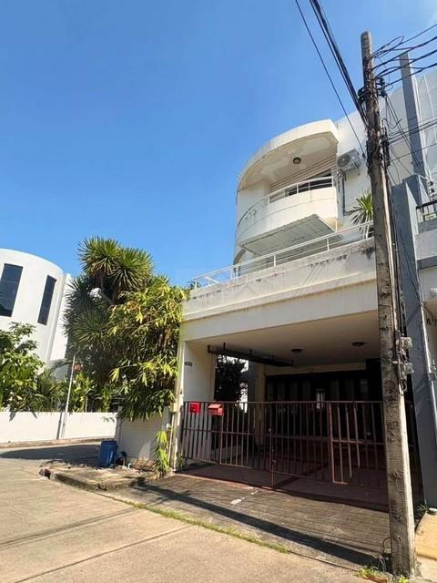 ให้เช่าทาวน์โฮม 5 ชั้น ซอยลาซาล 77 ย่านบางนา รีโนเวทใหม่ แต่งสวยสไตล์ Modern Classic ใกล้นานาชาติ Bangkok Pattana 1