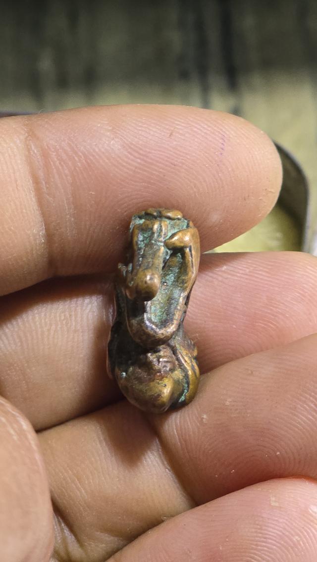 พระปิดตาเนื้อโลหะเก่า พิมพ์ว่าวจุฬา 4