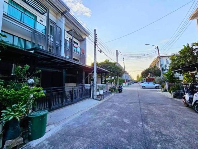 MRTสามแยกตลาดกลางบางใหญ่ 1.7 กม.บางใหญ่ 1.2 กม. ให้เช่าบ้านทาวน์โฮมแสนสิริ 3 ชั้น 20ตร.วา. 240ตร.ม.พร้อมเฟอร์ฯ 3นอน 6