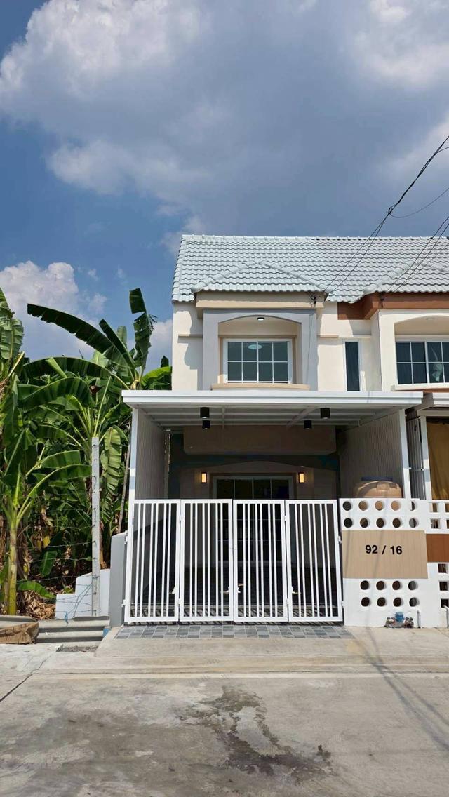 หมู่บ้านธารทอง2  ซอยวัดลาดปลาดุก ทาวน์เฮาส์ 2 ชั้นหลังมุม หน้าบ้านหลังบ้านไม่ชนใคร ห่างจากปากซอยวัดลาดปลาดุกเพียง 1 กม. 1