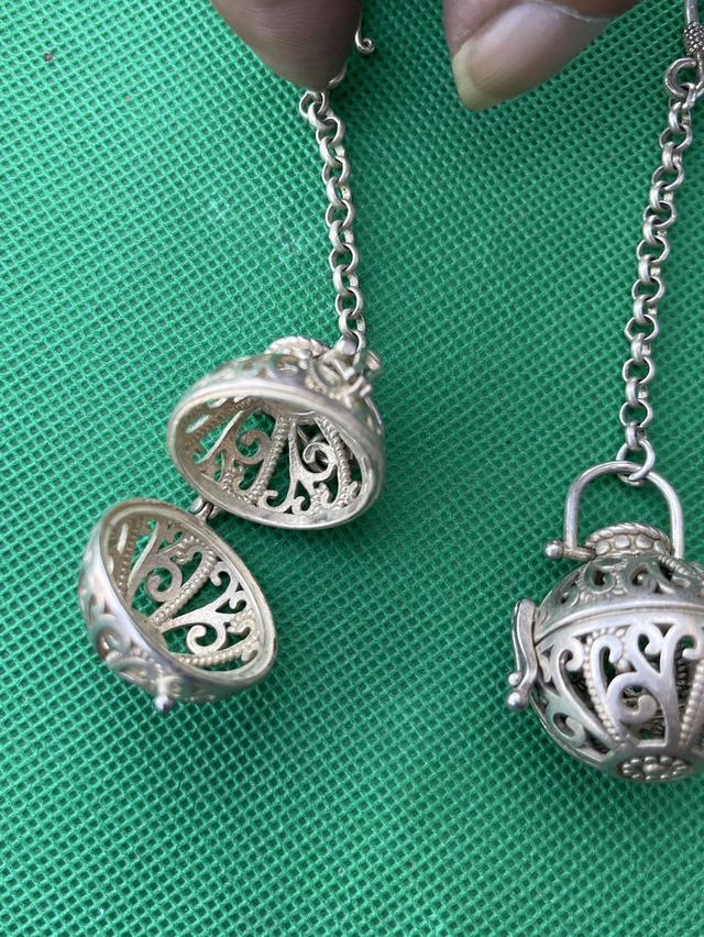 ตลับเงินใส่ลูกอมชานหมาก ตลับใส่วัตถุมงคล เนื้อเงิน ลายฉลุ พร้อมสายเหน็บ 3