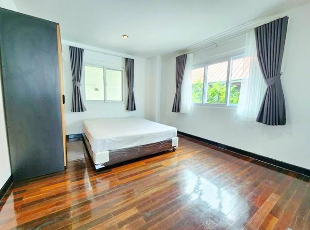 ให้เช่าบ้านเดี่ยว 2 ชั้น หัวมุม ทำเลเด่น ใกล้ MRT สัมมากรเพียง 200 ม. รามคำแหง 110-112 บ้านกว้าง อยู่สบาย เฟอร์นิเจอร์คร 2