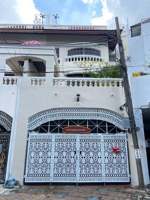 ให้เช่าทาวน์เฮ้าส์ขนาดใหญ่ 4 ชั้น 6 ห้องนอน เอกมัย ซอย 4 สุขุมวิท 63 พร้อมเฟอร์ ใกล้ BTS เอกมัย 1