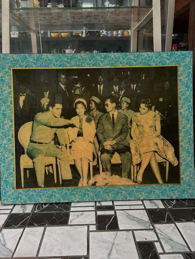ภาพเก่าในหลวงและพระราชินี รัชกาลที่ 9 ถ่ายคู่กับเอลวิส เพรสลีย์ ปี 2503 ถ่าย ณโรงถ่าย paramount พร้อมกรอบไม้เดิม 8