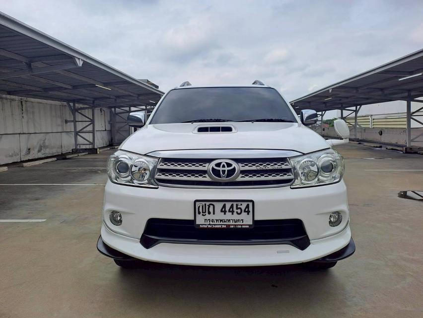Toyota Fortuner 3.0 V รุ่น TRD Sportivo 4WD รุ่นท็อป ปี2011 สีขาว
