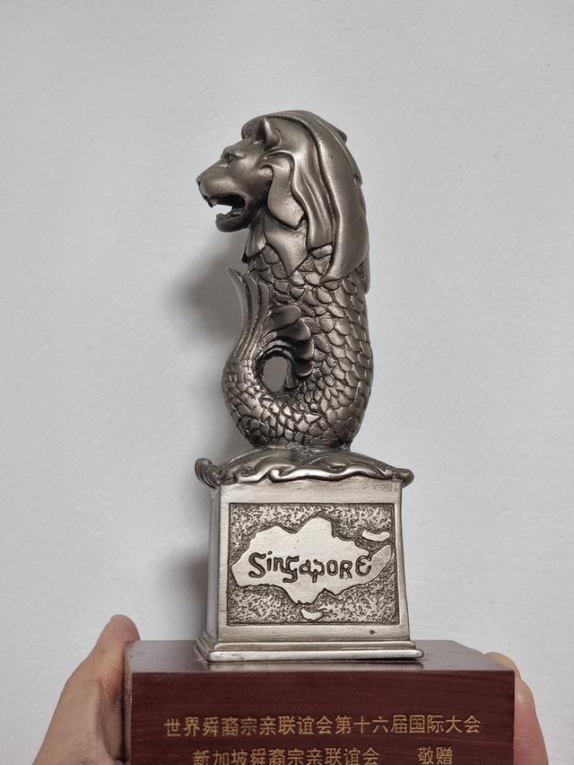 Souvenirs from Singaporeของที่ระลึกจากสิงคโปร์เอาไปทับกระดาษได้ครับน้ำหนักเยอะมาก 390 บาทค่าส่ง 70 บาท
