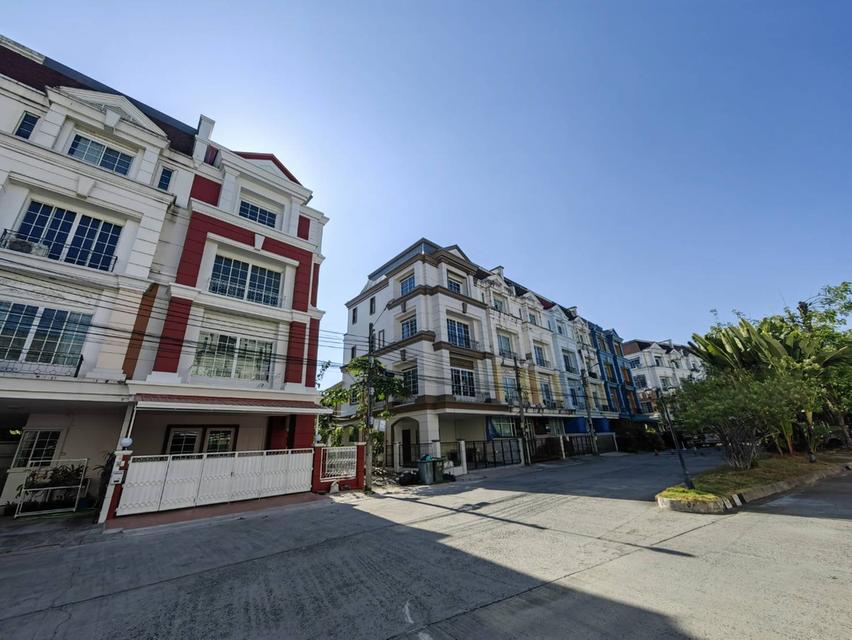 ให้เช่าโฮมออฟฟิศ 4 ชั้น Plus Park Avenue  ลาซาล-ศรีนครินทร์  สิ่งแวดล้อมดี ใกล้ BTSแบริ่ง และMRTศรีลาซาล 2