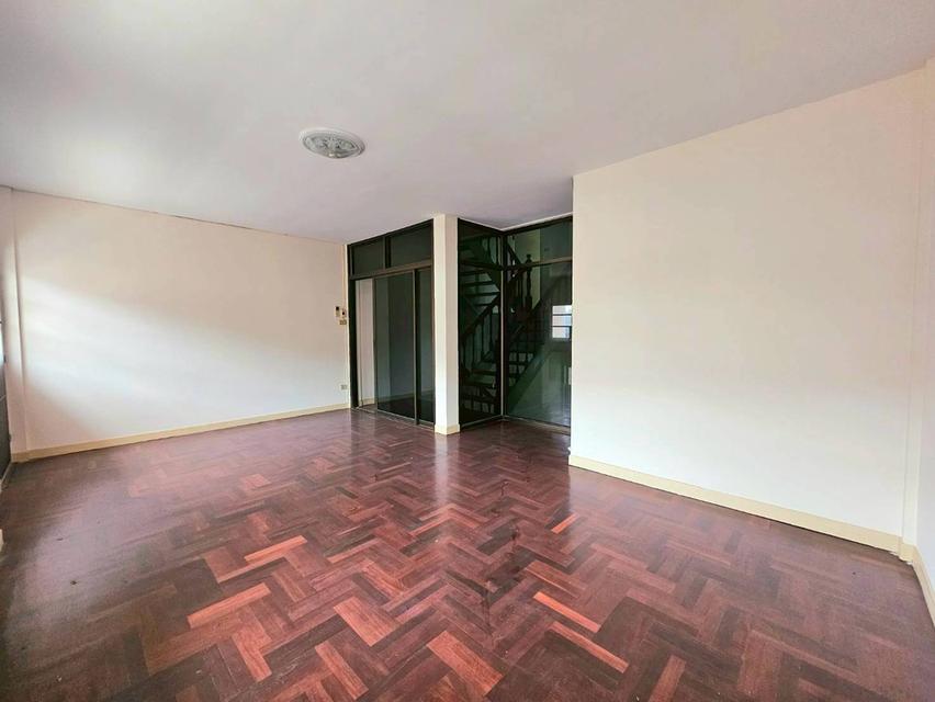 ขายด่วน📌📌  หมู่บ้านสิรินเฮ้าส์1 ปากเกร็ด16  🏠ทาวน์โฮม 3ชั้น  พื้นที่ 30 ตร.ว  🛏6 ห้องนอน 🚽4 ห้องน้ำ 🚘1 ที่จอดรถ 🌞หน้าบ้านหันทางทิศตะวันออก  [ 18