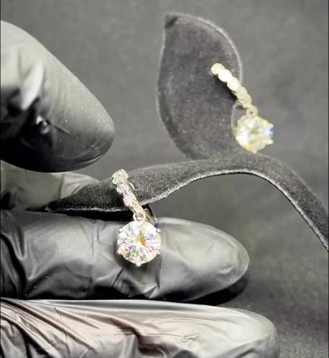 ต่างหูเพชร ดีไซน์โดดเด่น งานผีมือละเอียดประณีต ราคาสบายกระเป๋า พร้อมใบรับประกันสินค้าทุกชิ้นที่ร้านปุอามี่ Diamond Lap Rama2 (095-8894732) รูปที่ 2