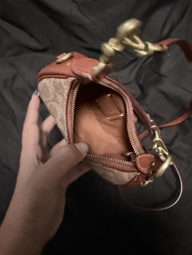 กระเป๋า coach jonie bag in signature canvas รูปที่ 4