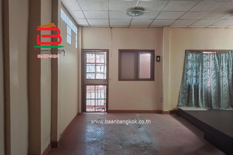 ทาวน์เฮาส์ หมู่บ้าน คัทลียาวิลล์ (ซอยลำลูกกา 49) เนื้อที่ 21 ตรว. ถนนลำลูกกา ตำบลลาดสวาย อำเภอลำลูกกา จังหวัดปทุมธานี 11