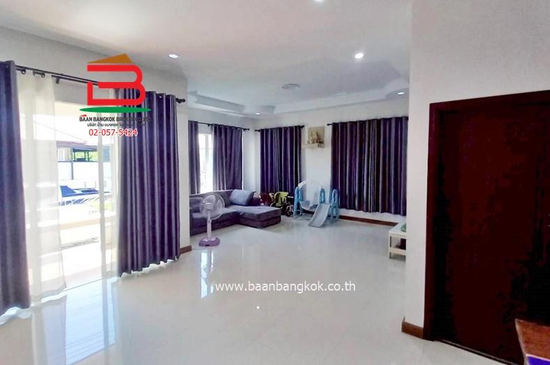 บ้านเดี่ยว 1 ชั้น หมู่บ้าน ฐานมั่นคง 15 เนื้อที่ 68 ตรว. (ซอยเอราวัณ 27) ถนนเอราวัณ 1 ตำบลคลองสอง อำเภอคลองหลวง ปทุมธานี 4