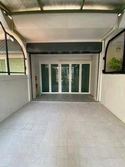 ให้เช่าอาคารพาณิชย์ 4 ชั้นครึ่ง เขตบางรัก ตรงข้ามวัดแขก รีโนเวททั้งหลังใหม่ เฟอร์นิเจอร์ใหม่ เหมาะใช้พักอาศัย home office 2