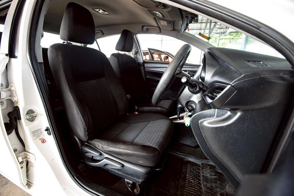 Toyota Yaris Ativ 1.2E ปี 2018 สีขาว มือเดียวป้ายแดง 13