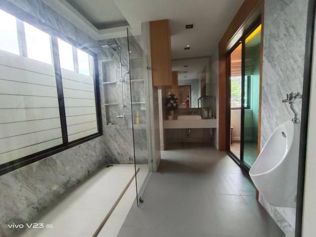 ขายบ้านเดี่ยว 3 ชั้น  Private Nirvana Residence ขนาดที่ดิน 70 ตารางวา พื้นที่ใช้สอย 370 ตารางเมตร หลังมุม ตกแแต่งพร้อมอยู่ 4 ห้องนอน 5 ห้องน้ำ  5