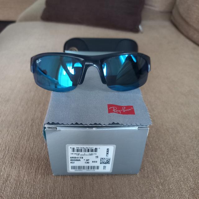 แว่นตากันแดดเรย์แบน รุ่น RB4173 เลนส์พลาสติก Luxottica สีเทา-เขียว รูปย่อยที่ 3