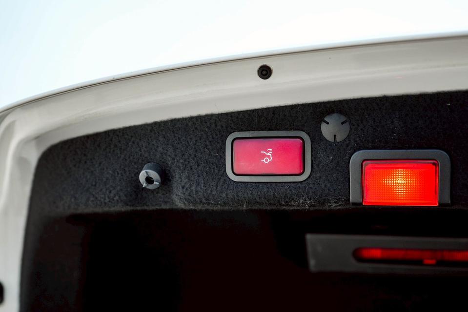 Mercedes-Benz C350e Avantgarde W205 AT 2018 รูปย่อยที่ 4