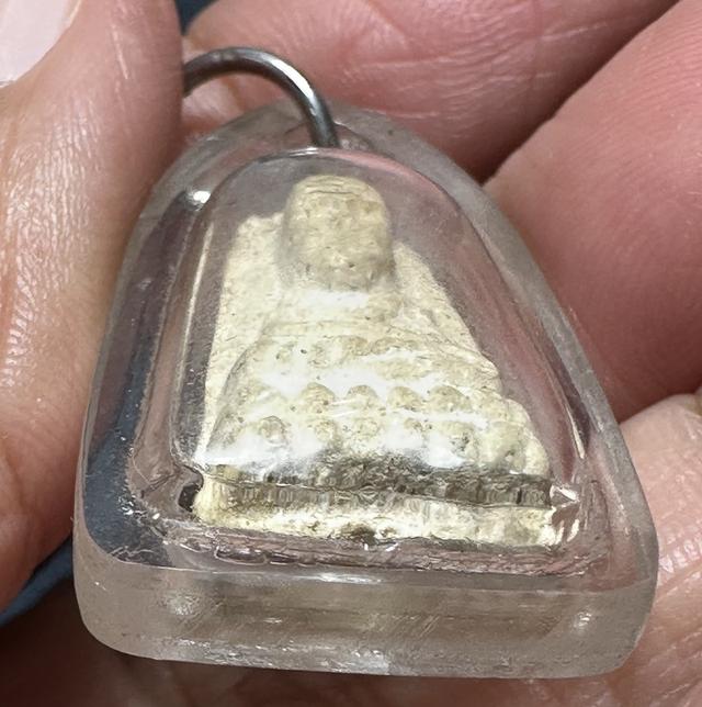 ล.ป.ทวด เนื้อขาว เลี่ยมเดิม ไพอมีอายุความเก่าม่ทราบที่