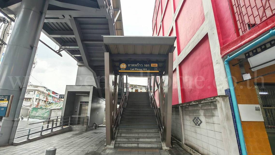 อาคารพาณิชย์ 3 ชั้นครึ่ง ติดรถไฟฟ้า MRT สถานีลาดพร้าว 101 16