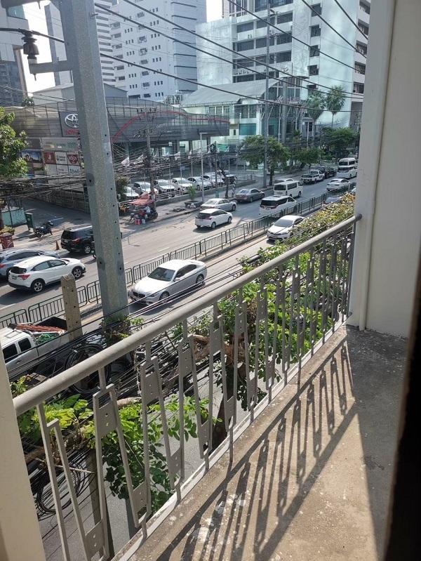 เจ้าของขายเอง ตึกติดถนนใหญ่เพชรบุรีตัดใหม่เยื้องซอยตรงข้ามเข้าทองหล่อ พื้นที่ตึก2ห้อง 3 ชั้นครึ่ง 3