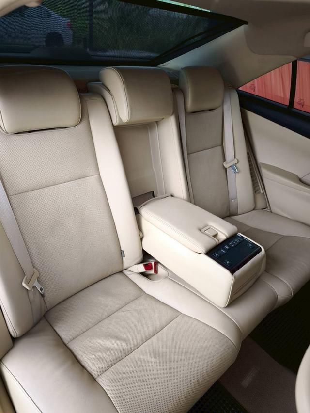 Toyota Camry 2.5 Hybrid Premium 13