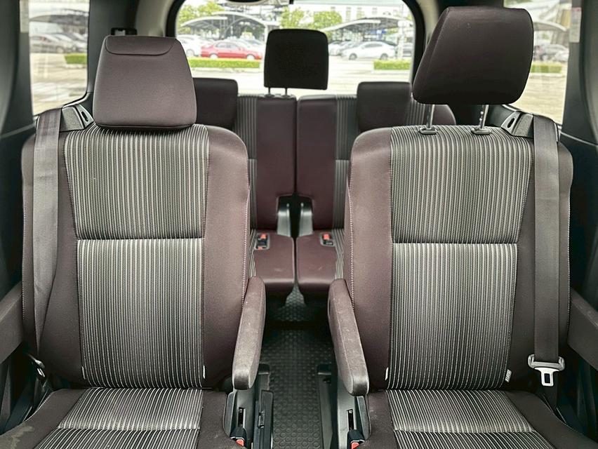 TOYOTA VOXY 2.0 ZS MPV  9