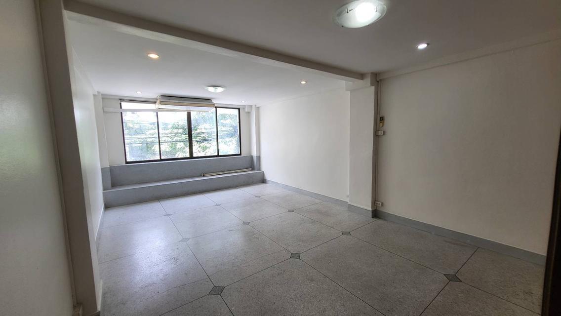 อาคารพาณิชย์ ซอยลาซาล สุขุมวิท 105 6