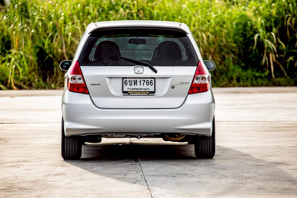 Honda Jazz 1.5S เกียร์ออโต้ ปี 2005 สีเทา  8