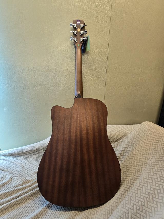 กีต้ารุ่น SAGA SF600C 4