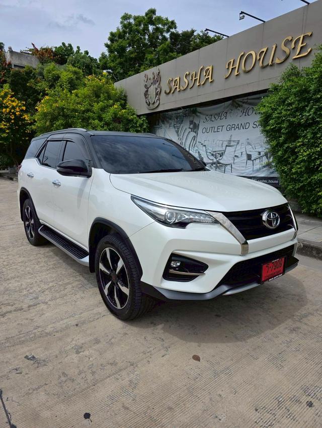 Toyota Fortuner2.8 TRD Sportivo 4WD สีขาว ปี 2019 ไมล์ 71,000 กม.