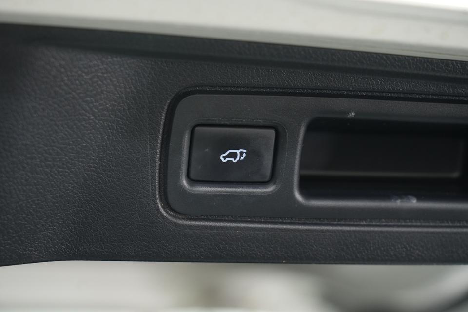 2015 TOYOTA FORTUNER 2.7 V 2WD SUV สีขาว เครื่องยนต์เบนซิน เลขไมล์ 102204 กม. 18