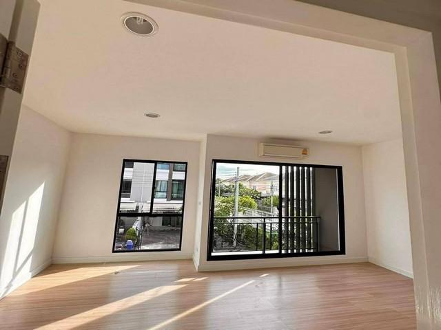 ขายทาวน์โฮม 3 ชั้น 33 ตร.ว. โครงการบ้านกลางเมือง นวมินทร์ 42 หลังมุม ใกล้ รร.เลิศหล้า 6