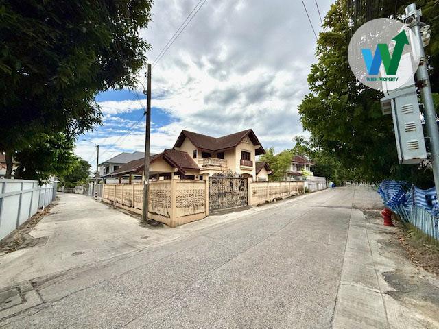 ขายที่ดินติดถนนอ่อนนุช พร้อมบ้านเดี่ยว 98 ตร.ว. แปลงมุม พื้นที่กว้าง มีห้องแม่บ้าน ใกล้รถไฟฟ้า BTS ทางด่วน มอเตอร์เวย์ 7