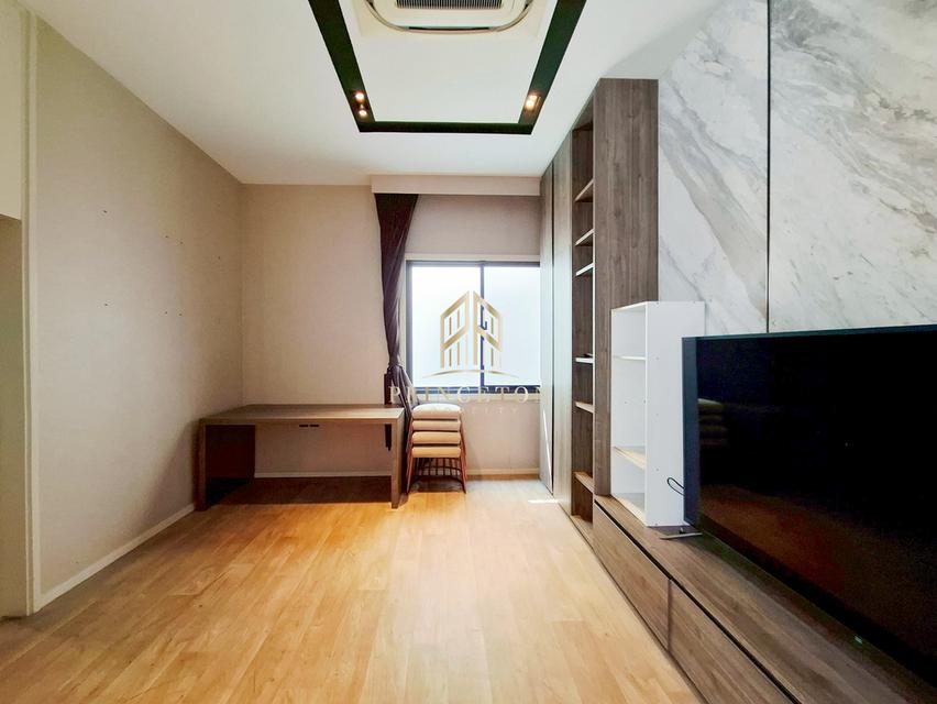 Grand Bangkok Boulevard Rama 9 A luxurious corner home located on New Krungthep Kreetha Road 9