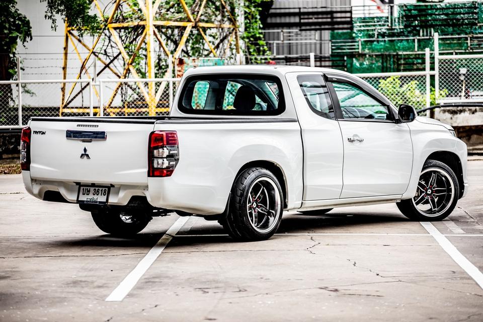 MITSUBISHI TRITON 2.5 GLX ปี 2021 สีขาว มือเดียว 6