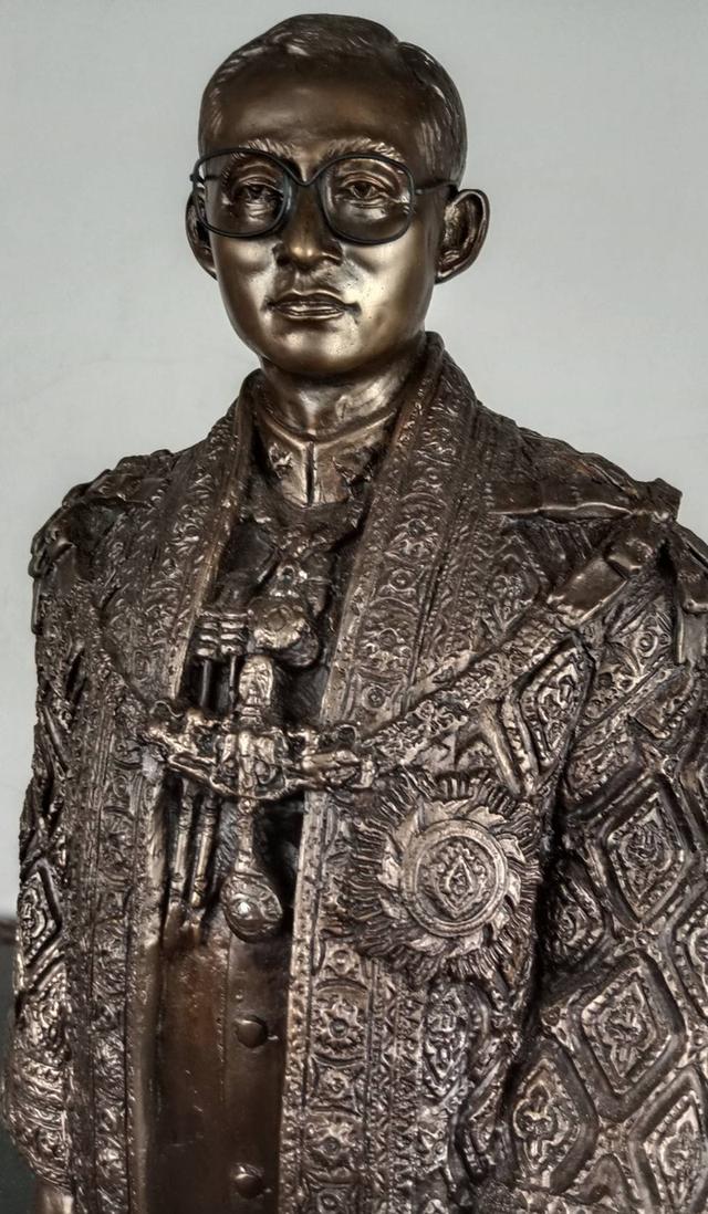 669.พระบรมรูปหล่อในหลวงรัชกาลที่ 9 พระบาทสมเด็จพระปรมินทรมหาภูมิพลอดุลยเดช (รมดำ) รูปที่ 3