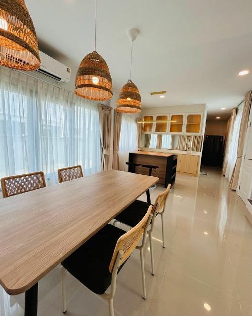บ้านใหม่ หรู 2 ชั้น 210 ตร.ม. ย่านเมกาบางนา บรรยากาศร่มรื่น วิวสวน รร.นานาชาติคอนคอร์เดียน 600 ม.4 น้ำ สูง โปร่ง พร้อมเฟ