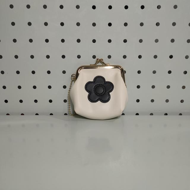 กระเป๋าปากจีบ MARY QUANT Simple Daisy Mark Mini Pouch