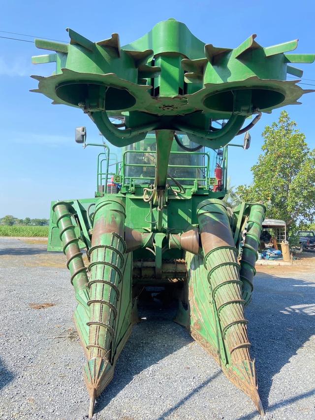 รถตัดอ้อย John Deere 2